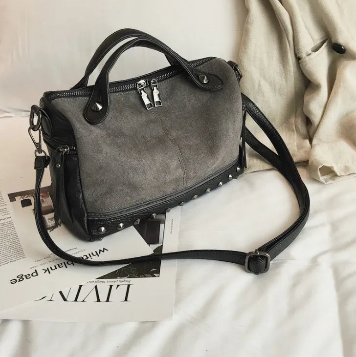 Casual large tote shoulder bag for women in soft PU leather, black colour, smooth zipper, high-quality hardware