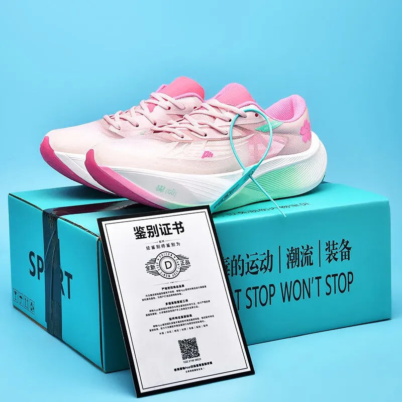 Low-top racing sneakers with carbon plate, lace-up front, and natural rubber sole in glacier colour.
