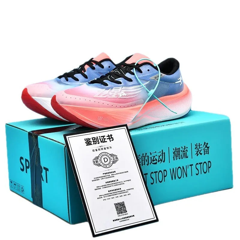 Low-top racing sneakers with carbon plate, lace-up front, and natural rubber sole in glacier colour.