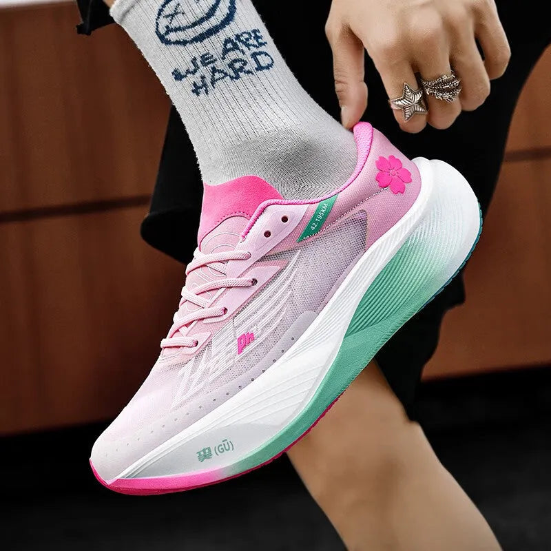 Low-top racing sneakers with carbon plate, lace-up front, and natural rubber sole in glacier colour.