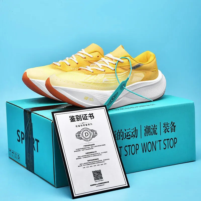 Low-top racing sneakers with carbon plate, lace-up front, and natural rubber sole in glacier colour.