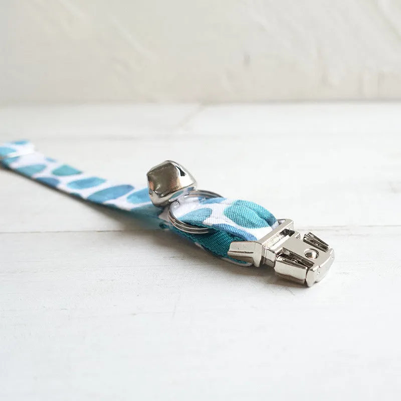 Blue printed polyester cat collar with lock closure, available in sizes S and L for daily decoration.