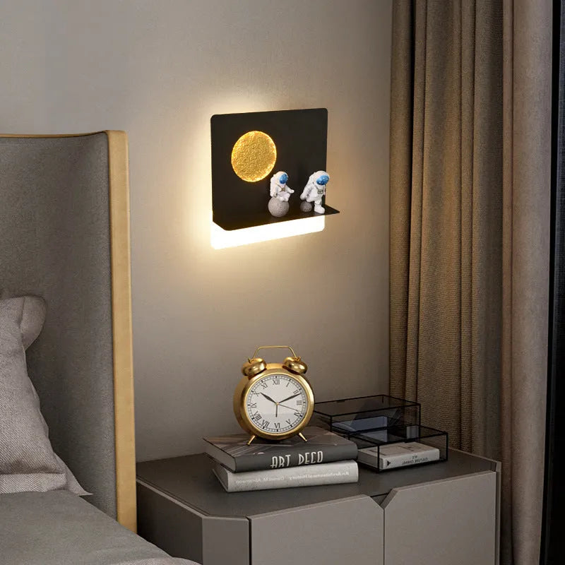 Astronaut-shaped iron shelf wall lamp for bedside, in black or white, round or square.