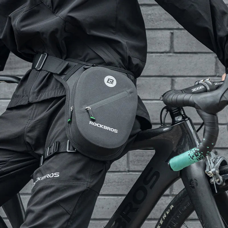 Men's black waterproof motorcycle leg bag made of polyester and TPU with minimal design