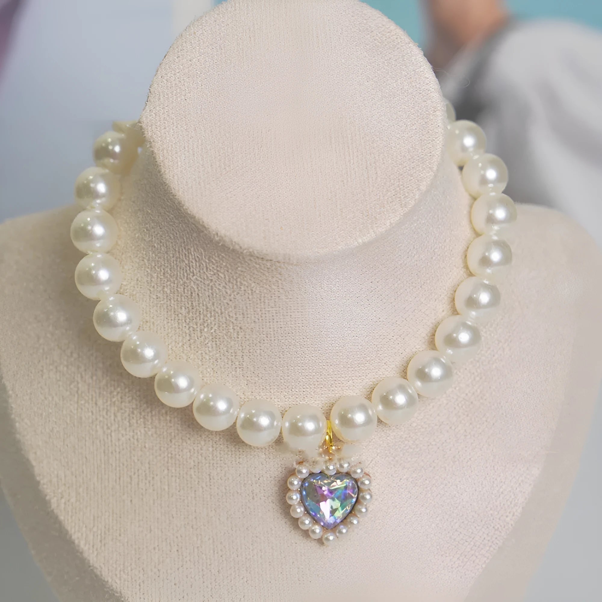 Decorative plastic alloy resin cat collar with pearl necklace design and love gem charm in selected colour