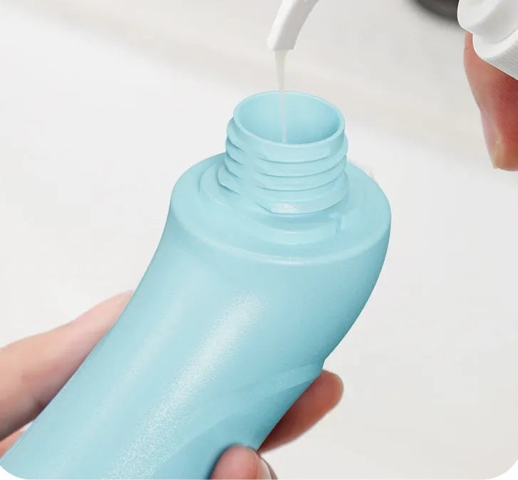 Blue hand-held pet bath brush for dogs and cats made of ABS, PP, and TPR, 62mm x 90mm x 160mm