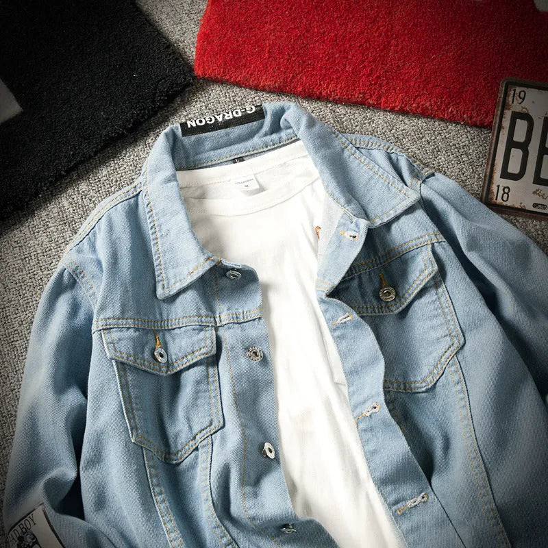 Loose fit blue denim jacket with lapel collar, single-breasted front, long sleeves and multiple pockets