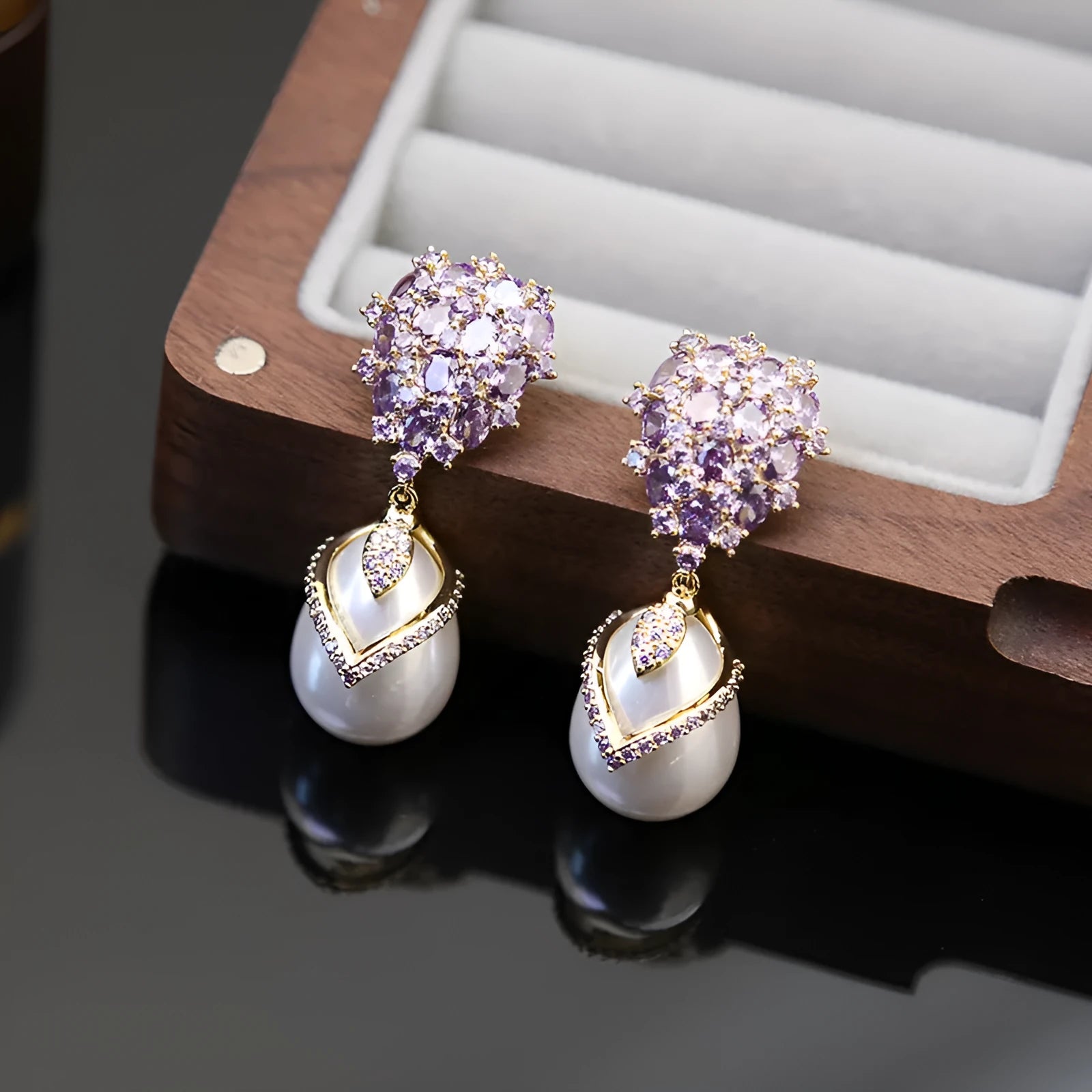 Women's drop-shaped pearl earrings with zircon accents on 18K gold-plated copper jewellery