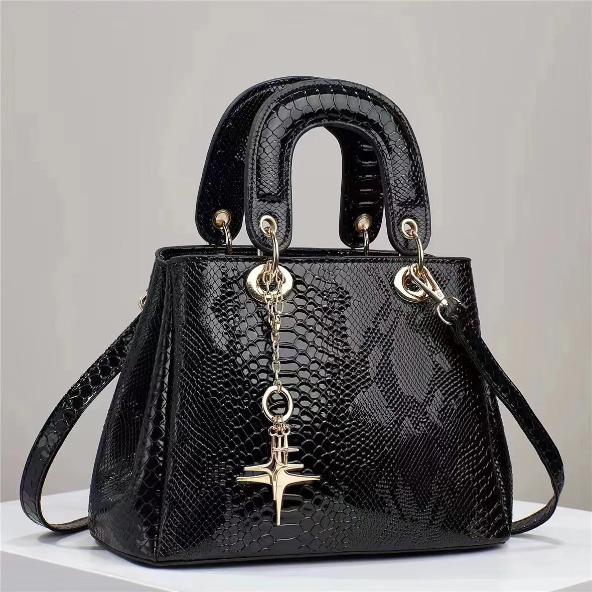 Women's PU shoulder messenger bag with crocodile pattern, zip closure, hidden pocket, 26x12x18cm, in black, green, red or silver.