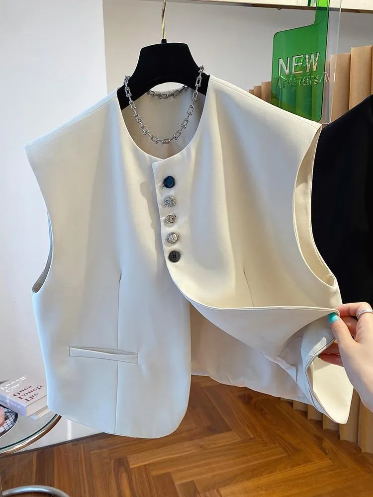 Beige loose-fitting short waistcoat dress with pockets on a mannequin