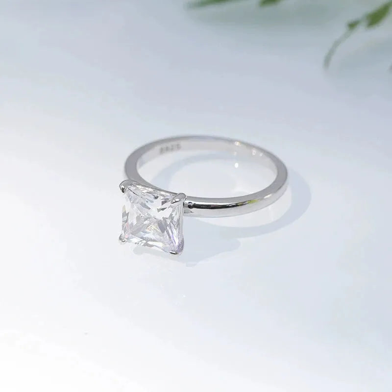 A simple geometric women's ring in 925 silver, shown in silver, gold, and rose gold colour options on a size chart.