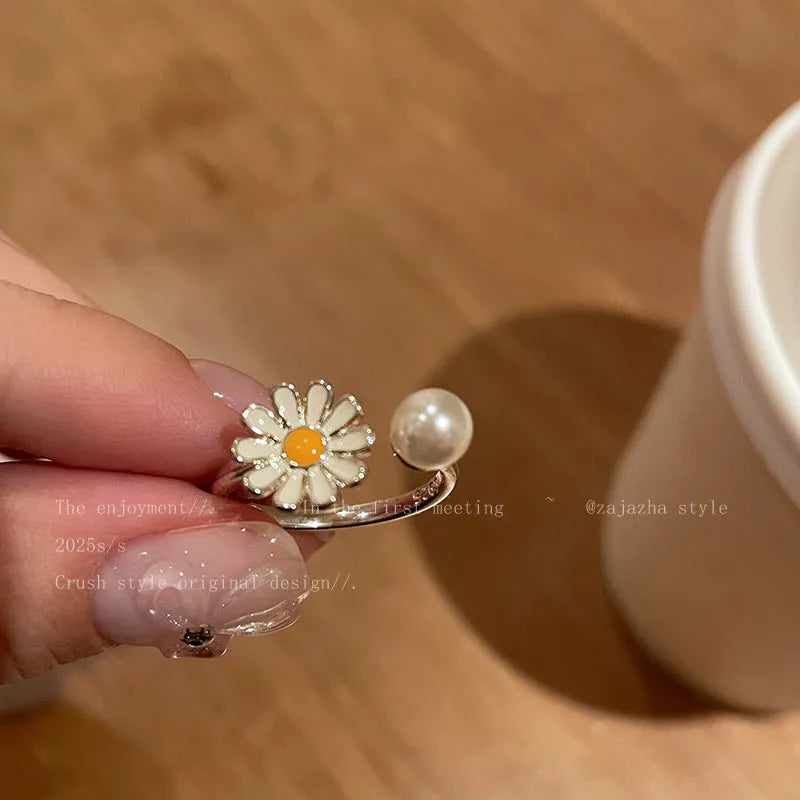 Adjustable women's copper ring with flower pearl decoration and opening twin ring design