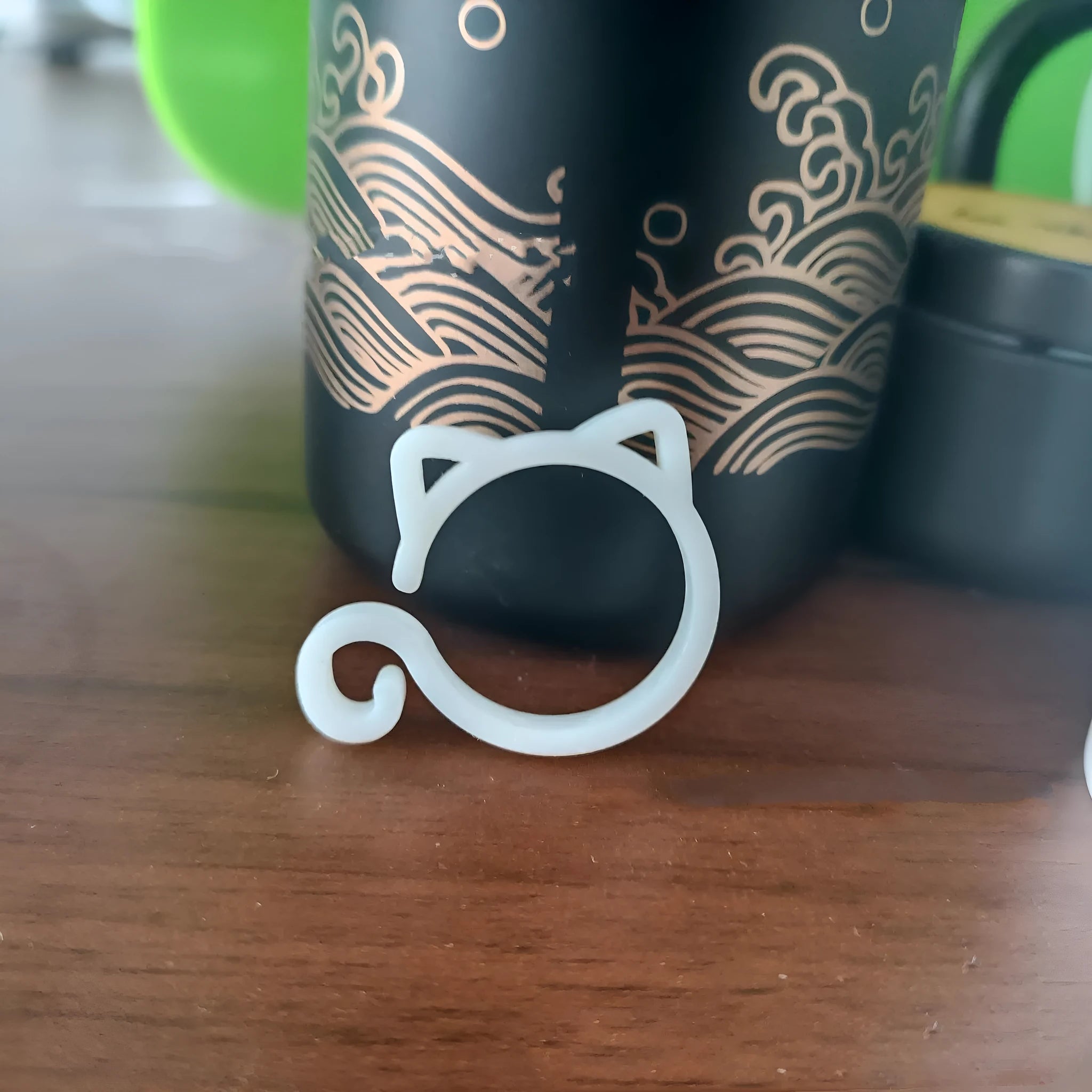 Cat-shaped plastic plant clip in red, yellow, green, or white, shown at 3x4 cm size.