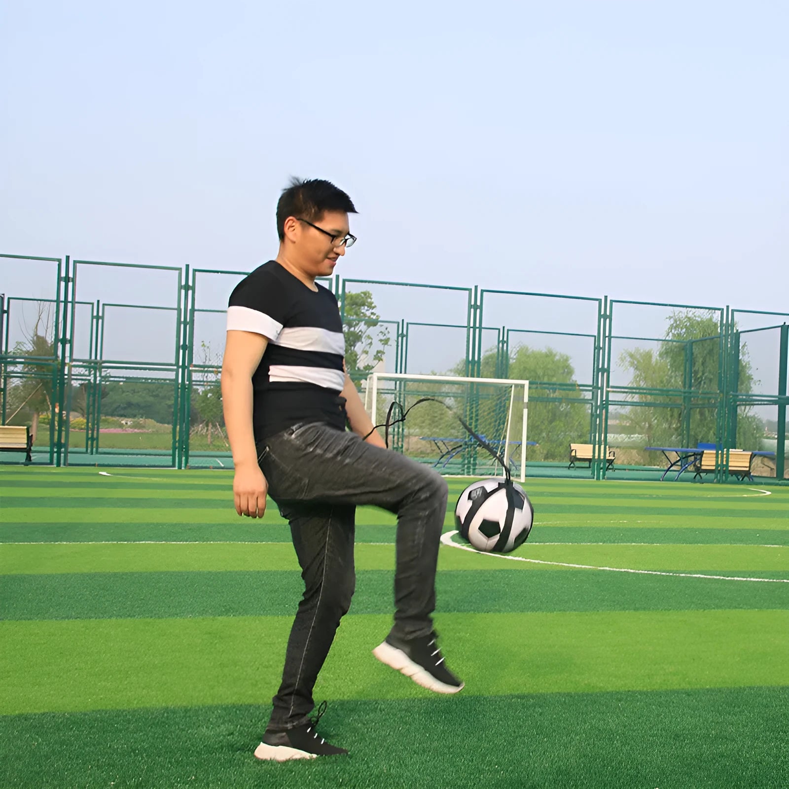 Black football juggling belt with rotating mechanism and 2-metre training cord