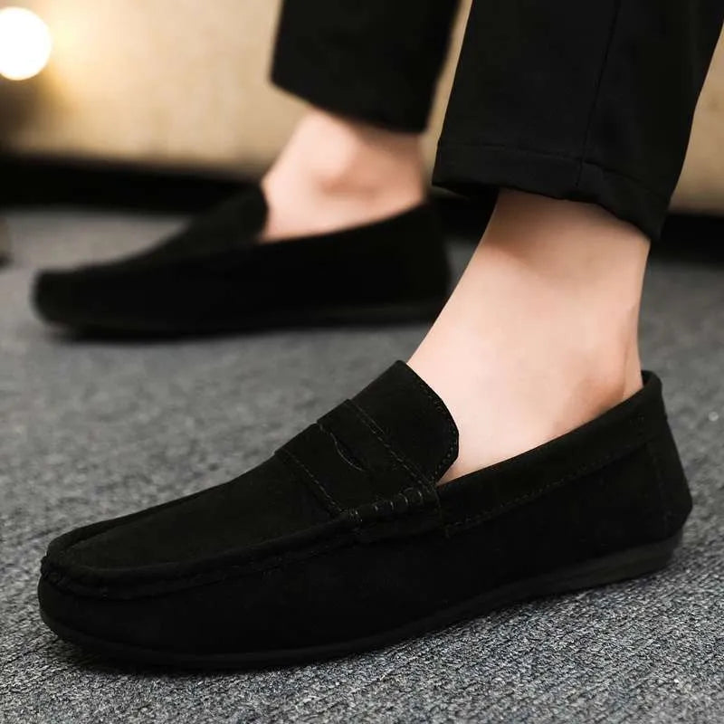 Men's Gommino Korean slip-on loafers in black with grape particle texture detail and rubber sole