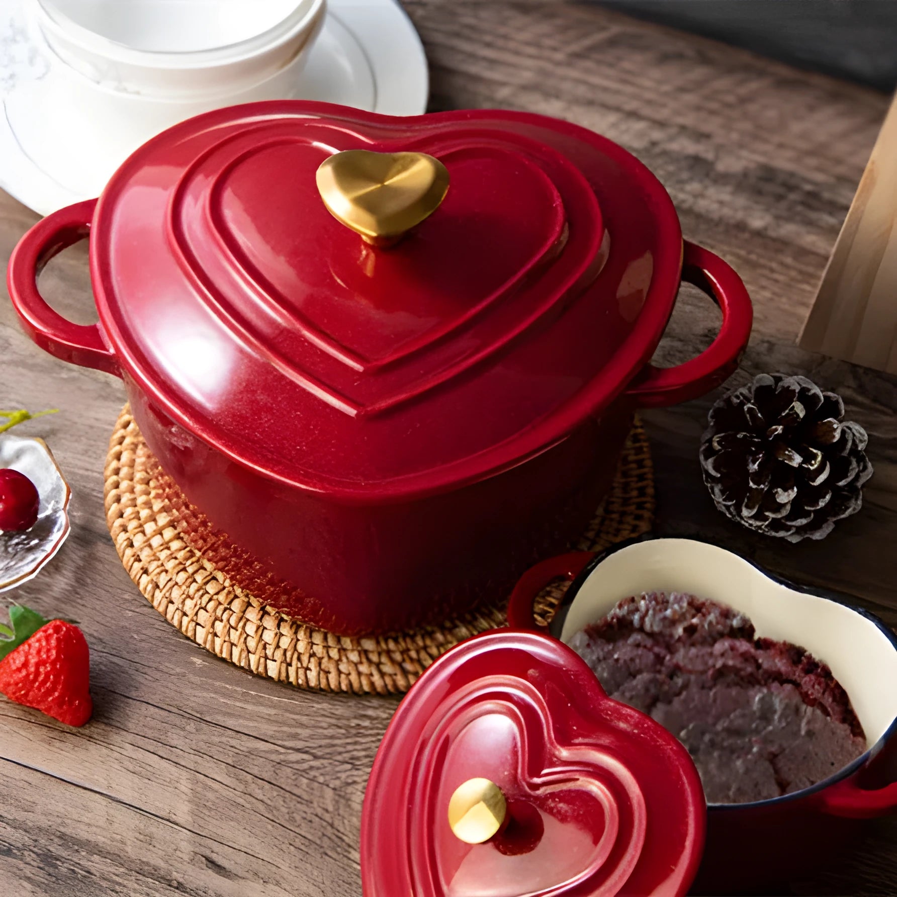 Heart-shaped cast iron enamel soup pot in Milk White colour, 11cm diameter, with lid