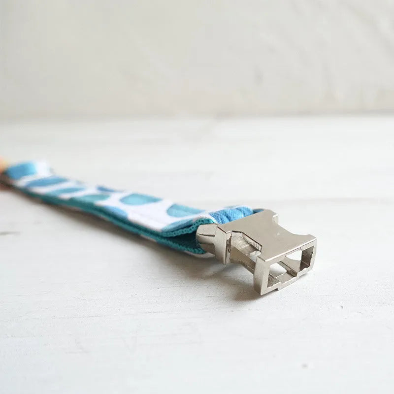 Blue printed polyester cat collar with lock closure, available in sizes S and L for daily decoration.