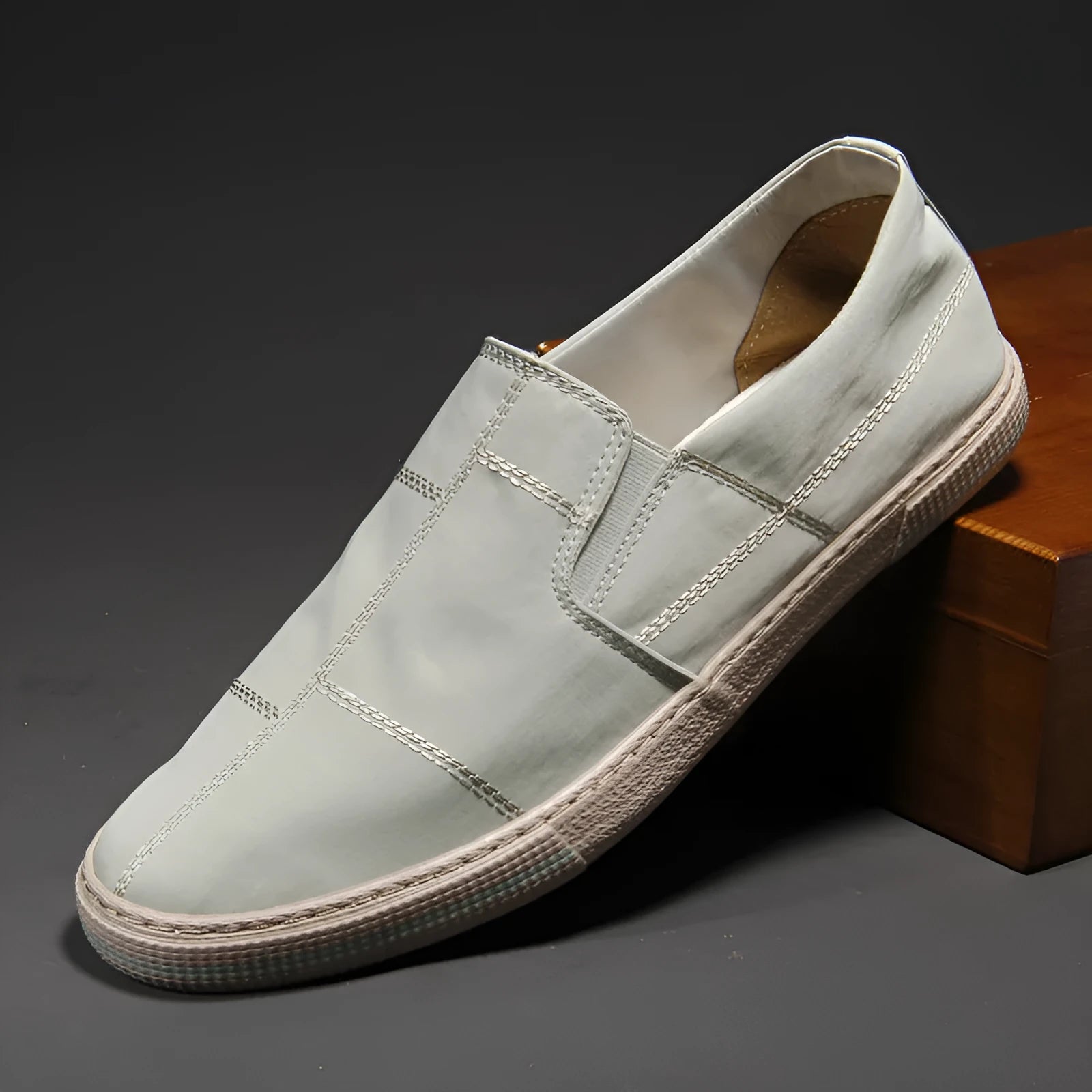 Men's low-top slip-on canvas shoes in various colours with vulcanised rubber soles