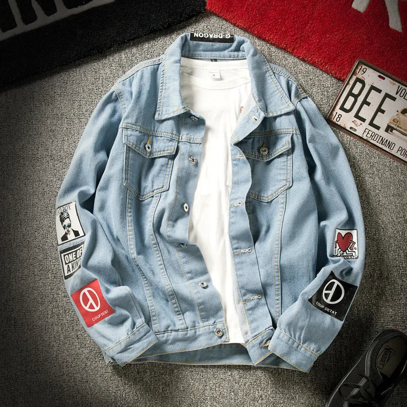 Loose fit blue denim jacket with lapel collar, single-breasted front, long sleeves and multiple pockets