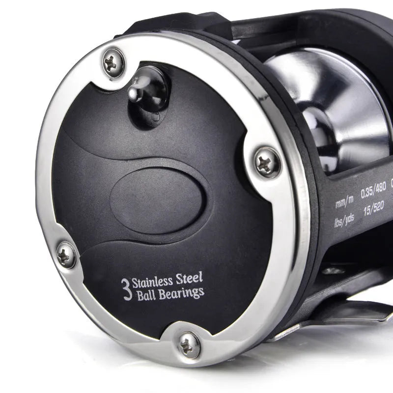 Black right-hand trolling fishing reel for saltwater, metal body, 3.8:1 gear ratio, star drag, 8.2 x 9.2cm
