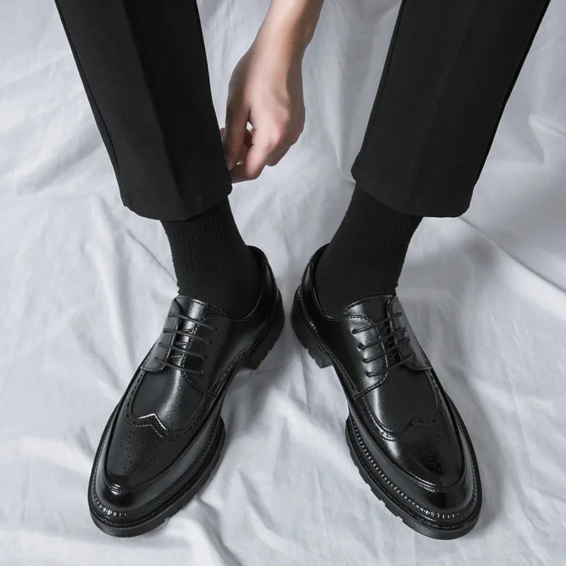 Men's Korean-style pointed PU leather shoes in black, low-top with rubber sole