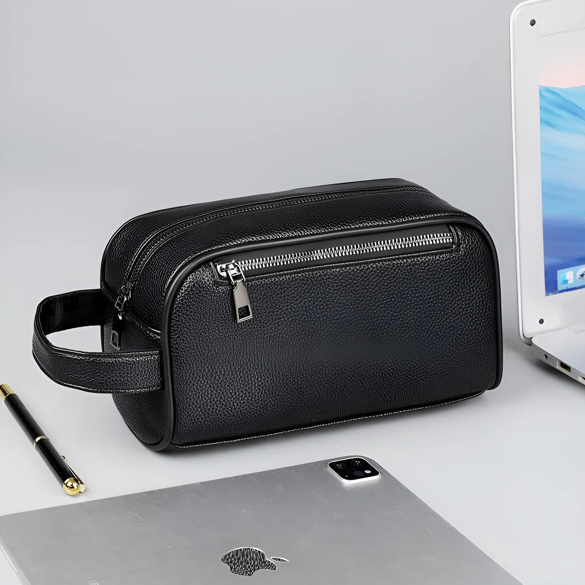 Men's business clutch bag in soft PU leather with large capacity, solid colour finish and zip closure, available in black, dark blue and brown