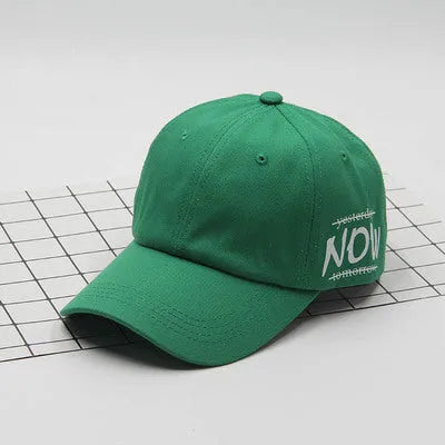 Cotton baseball cap with letter embroidery, adjustable back closure, curved brim, dome top, in beige colour