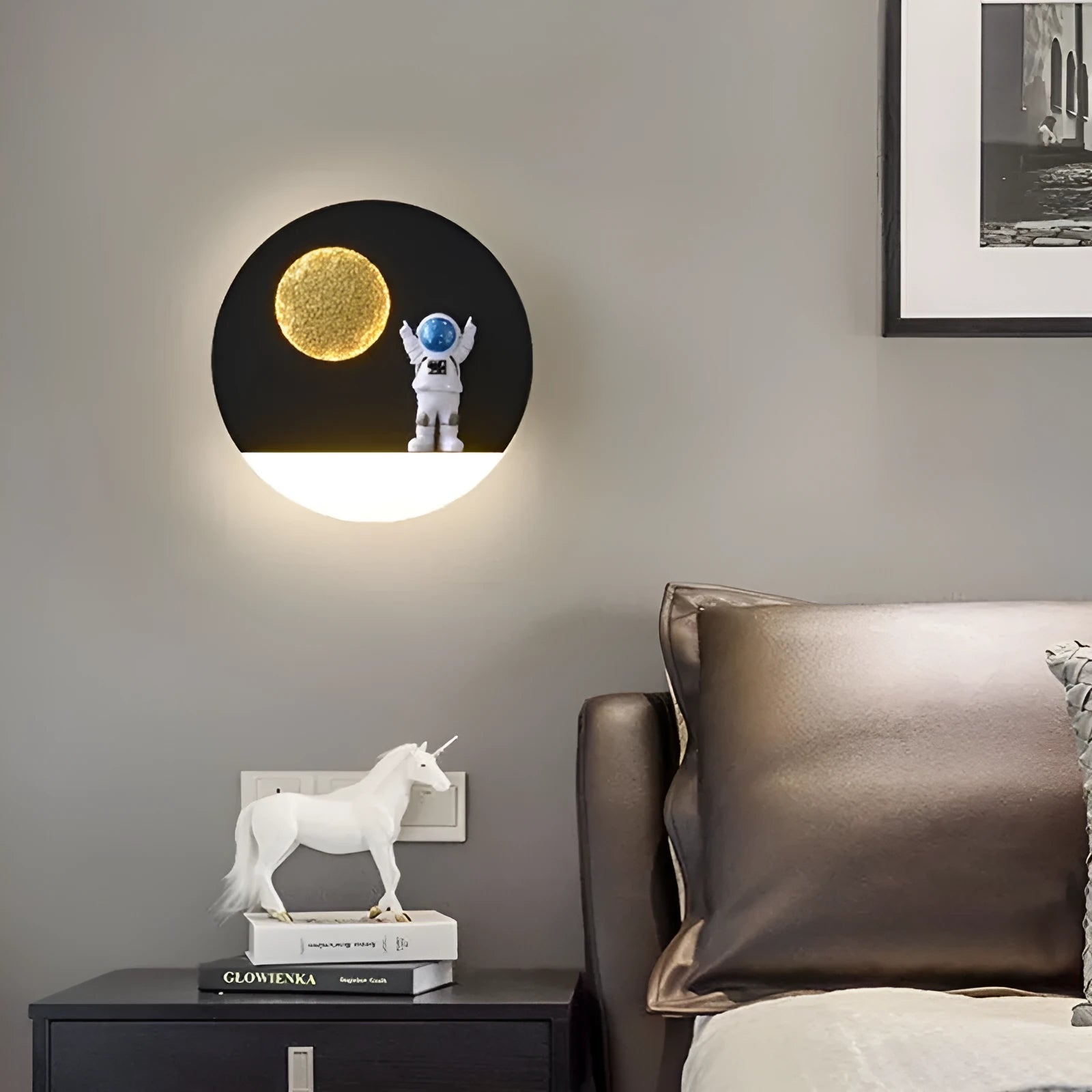 Astronaut-shaped iron shelf wall lamp for bedside, in black or white, round or square.