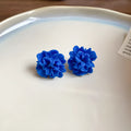 Women's geometric earrings with cloth construction and blue resin flowers