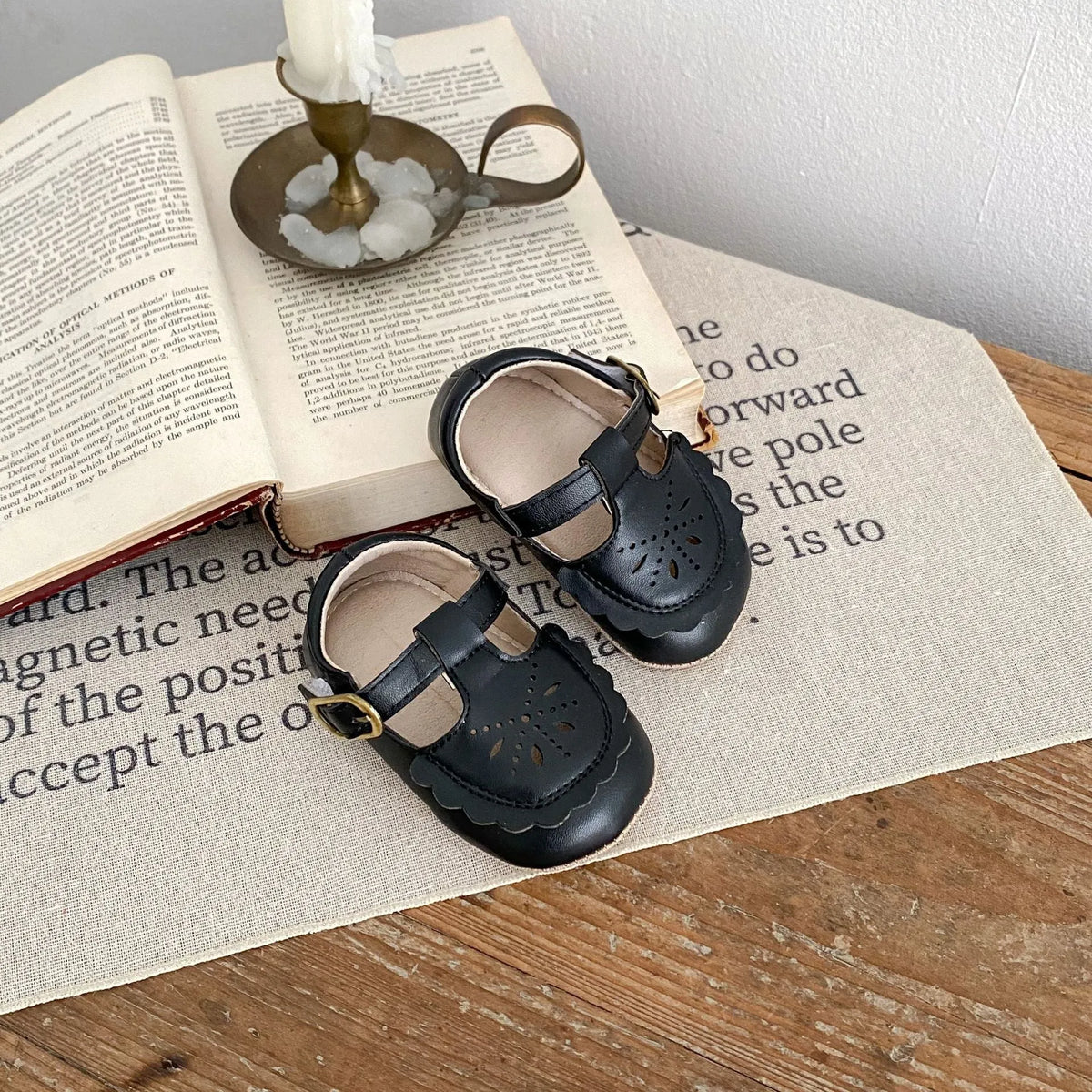 Girls' non-slip summer shoes with hollow out PU upper, rubber sole and buckle fastening, in black, khaki, beige or brown, sizes S to L.