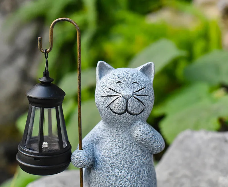 Pastoral style resin solar garden lamp with kitten lifting design for outdoor decoration