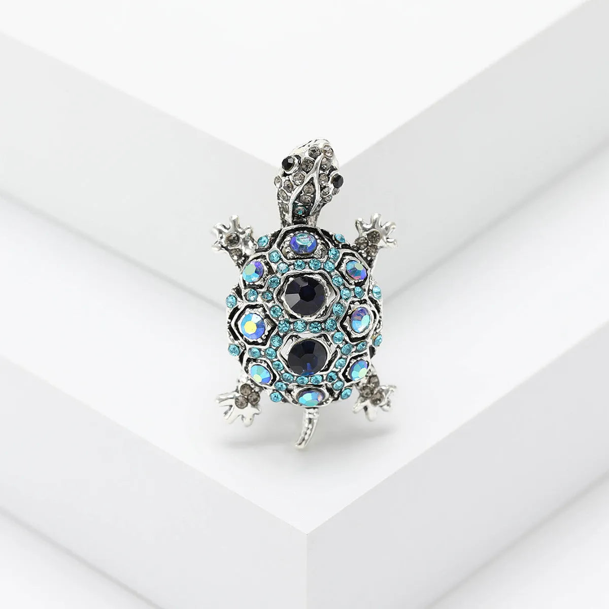 Retro rhinestone turtle brooch in alloy with diamond treatment in blue, green or red colours