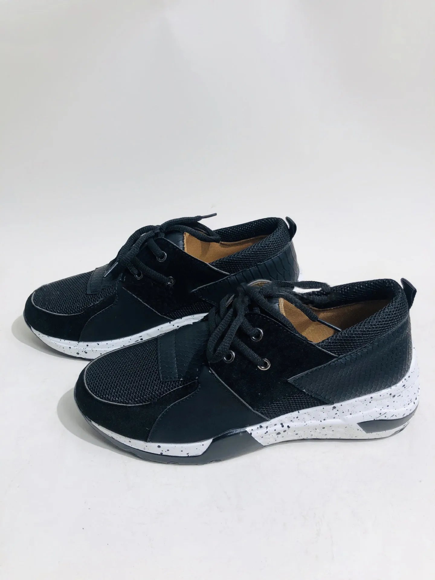 Women's casual wedge sneakers in suede with a round toe and 3-5cm heel on a lightweight sole.