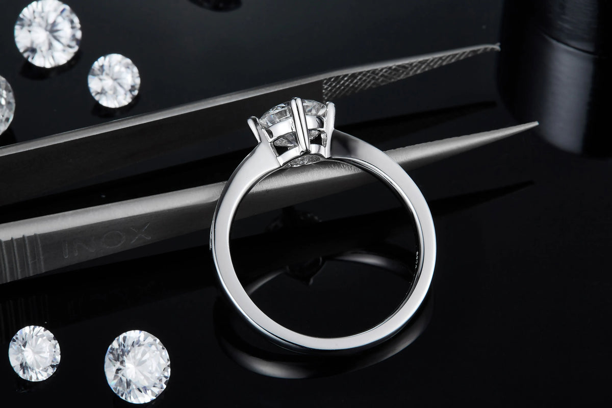 1 carat moissanite wedding ring set in S925 silver with platinum plating, sizes 5 to 9, GRA certificate and gift box