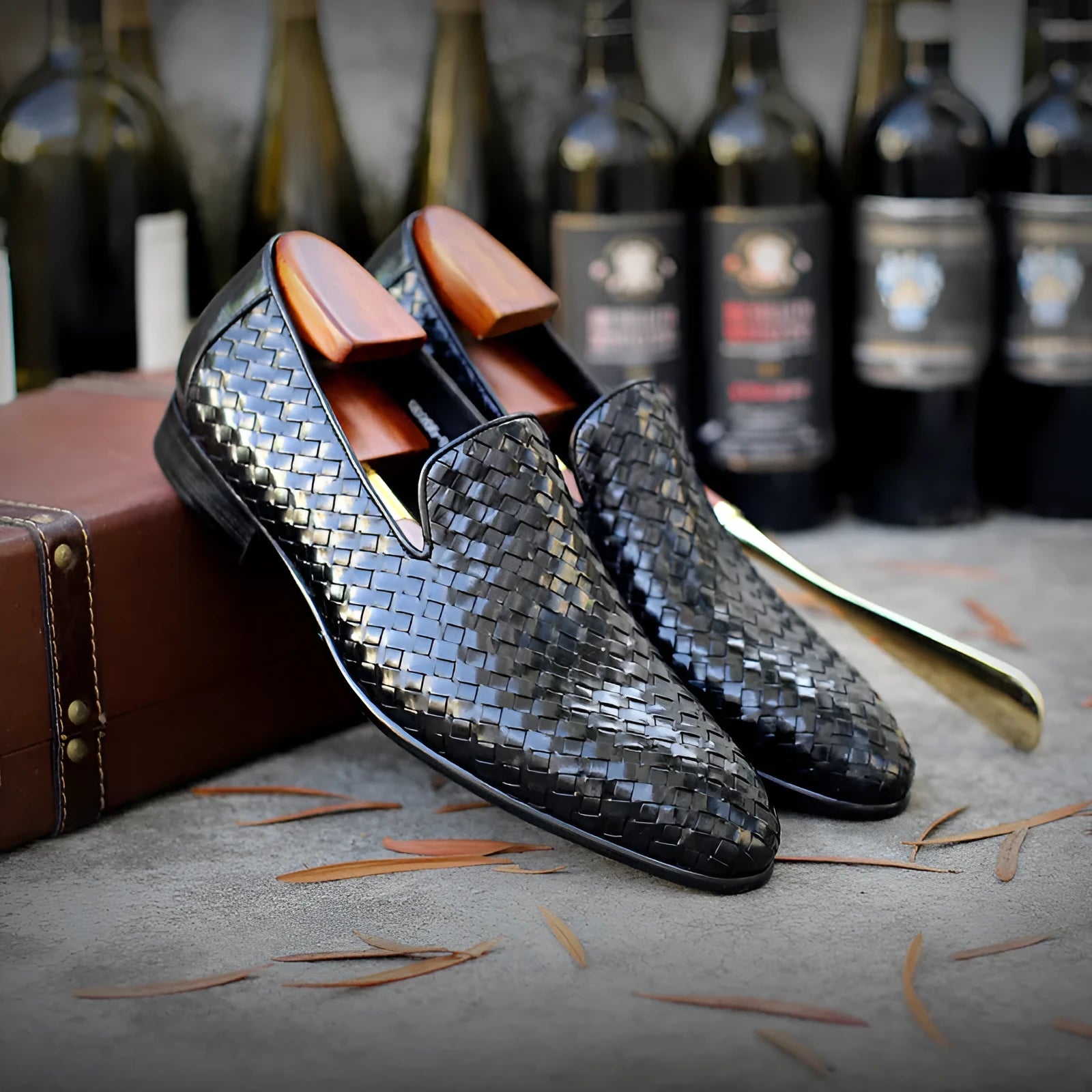 Men's cowhide woven leather business shoes with rubber sole in black, low-top vintage style with leather toe cap