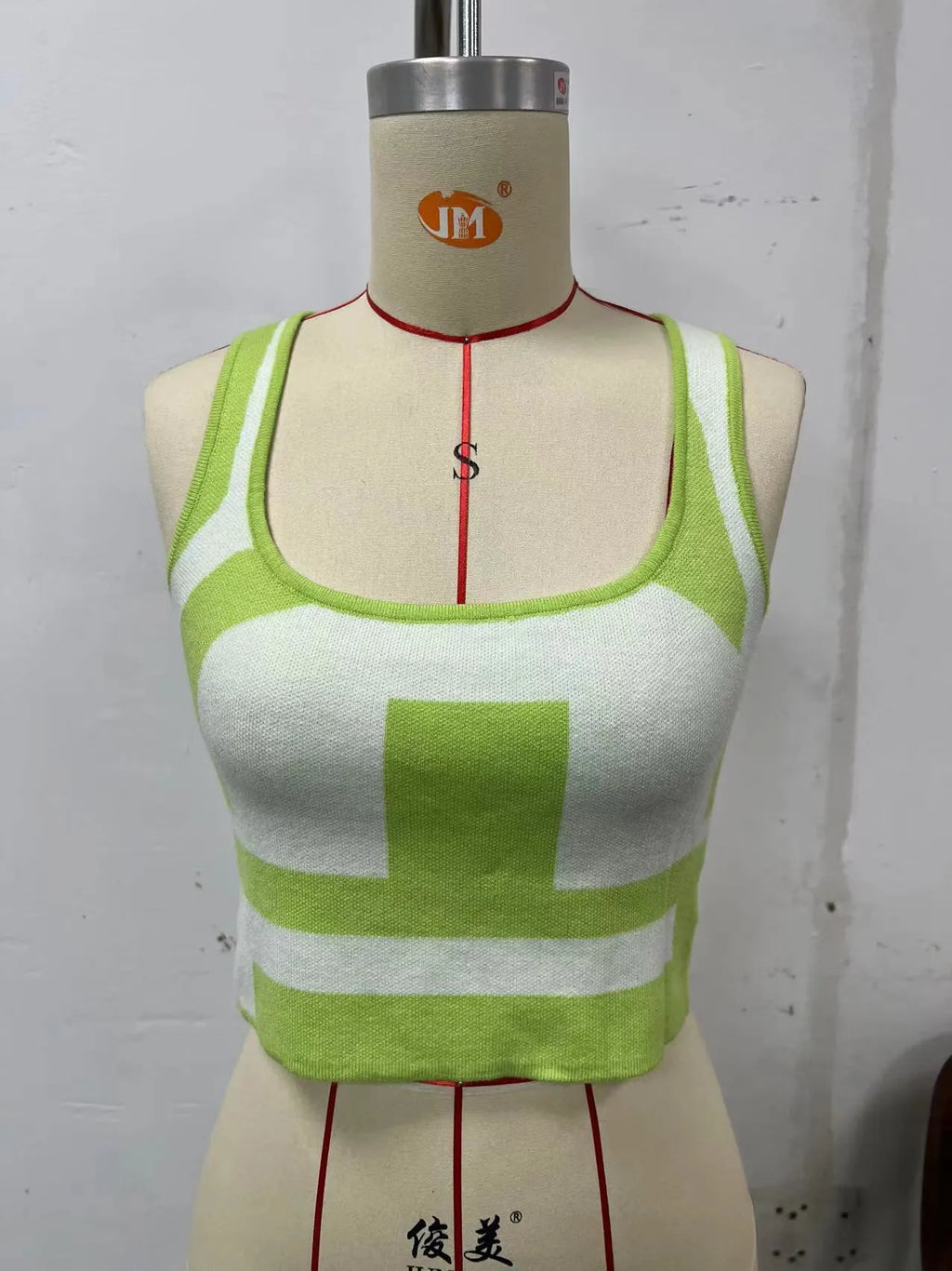 Women's slim fit U-neck camisole top in a street fashion style with an exposed navel design.