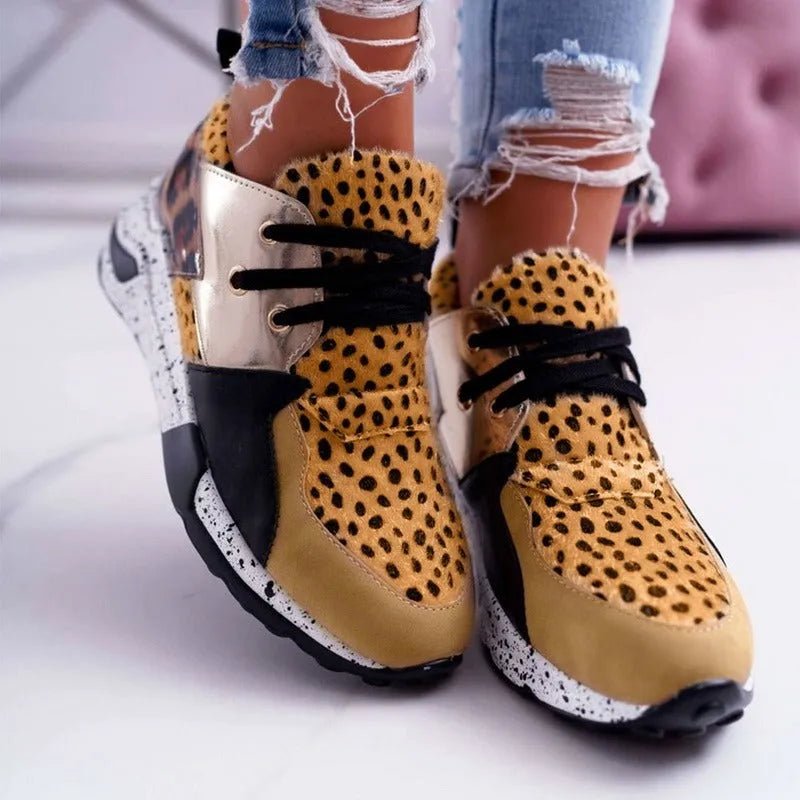 Women's casual wedge sneakers in suede with a round toe and 3-5cm heel on a lightweight sole.