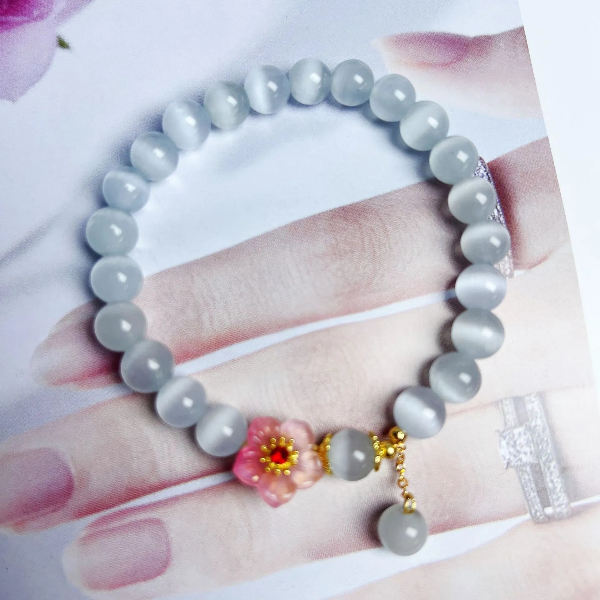 White opal flower beaded bracelet made from glass and coloured glaze in a Chinese fashion style.
