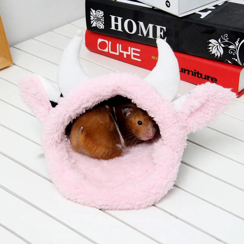 White guinea pig cold shelter pet nest with short plush material, bottom size 25x22cm