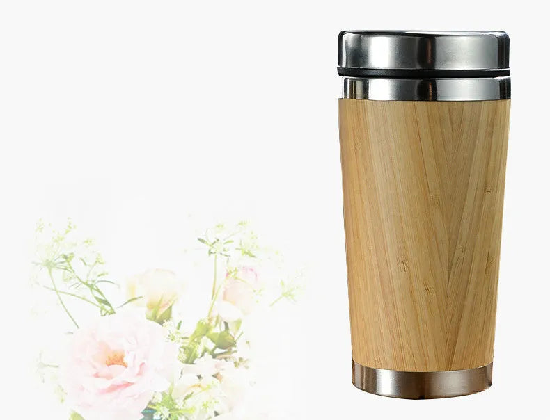 Bamboo coffee cup with double wall insulation, 420ml capacity, and leak-proof lid on table