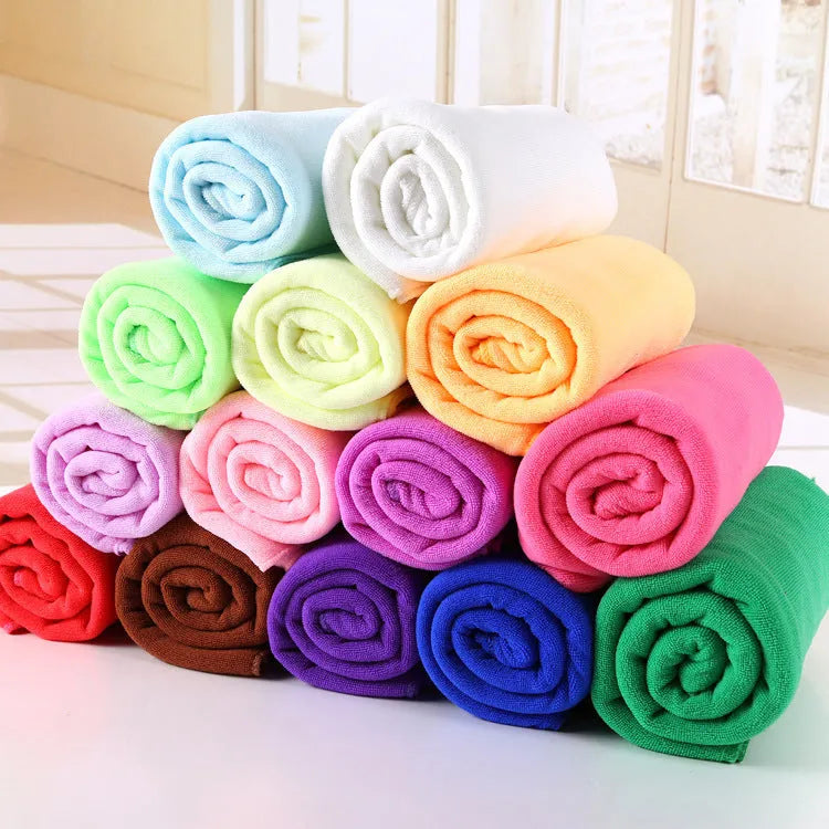 Microfiber bath towel 70x140cm in assorted colours including blue and beige, folded on a surface