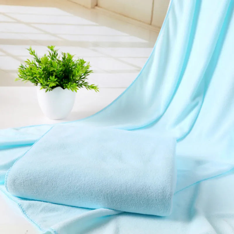 Microfiber bath towel 70x140cm in assorted colours including blue and beige, folded on a surface