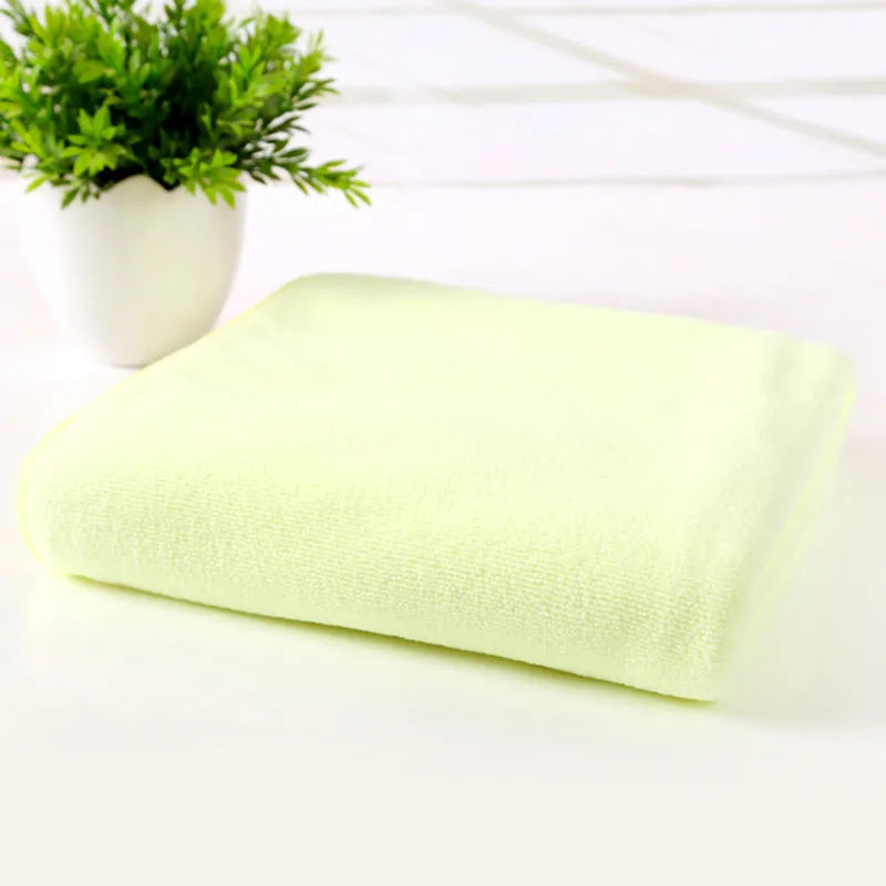 Microfiber bath towel 70x140cm in assorted colours including blue and beige, folded on a surface