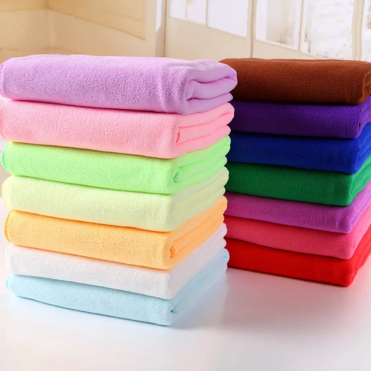 Microfiber bath towel 70x140cm in assorted colours including blue and beige, folded on a surface