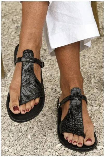 Women's buckle large size flat bottom sandals in black with herringbone toe bracket and leather lining