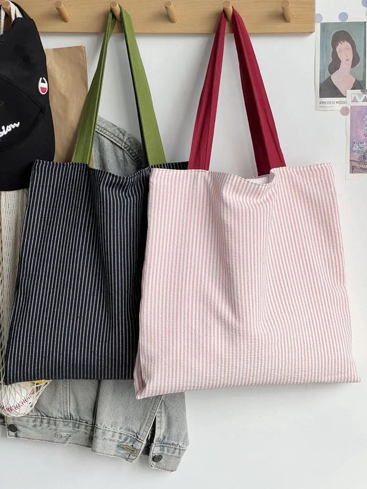 Canvas tote shoulder bag with plaid print design and shoulder strap