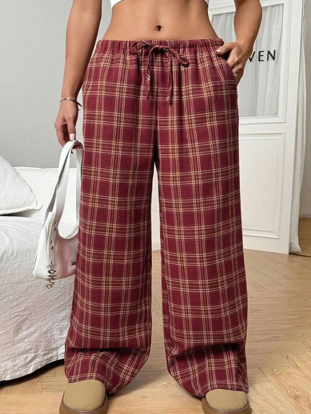 Women's plaid drawstring trousers with multiple pockets in red or blue colour