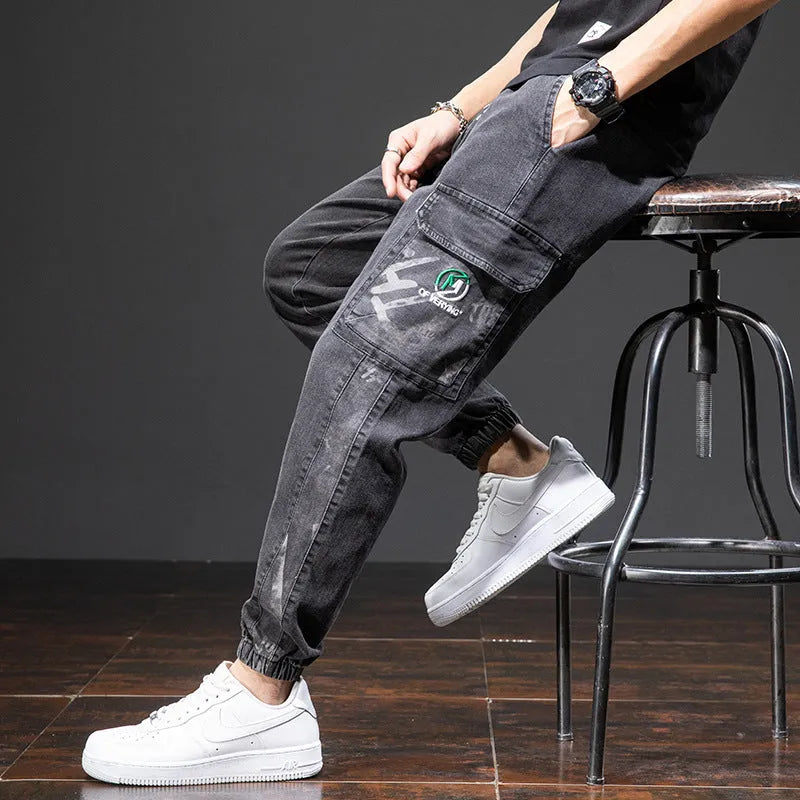 Men's straight leg cargo casual jeans in cotton, showing Korean style and skinny open leg.
