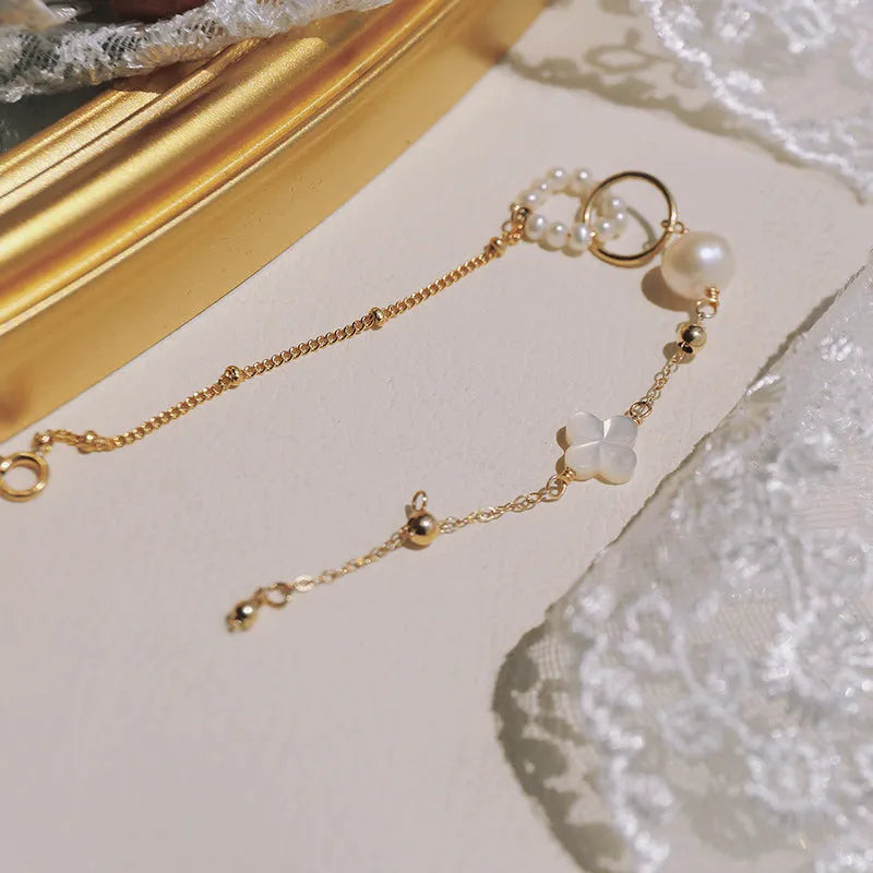 Women's natural pearl bracelet with a gold-plated chain and setting
