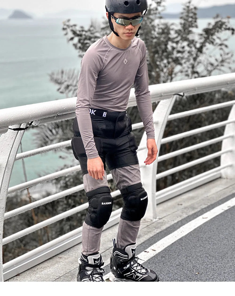 Black adult hip protection pad with NBR padding for skating and skiing safety.